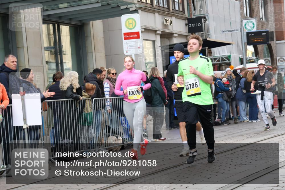 05.10.2025 - 20. swb-Marathon Bremen Strokosch-Dieckow http://msf.ph/oto/9281058 05.10.2025 11:18:05 Ziel 9348, 9465, 9477, 10076, 10198, 10472, 10575, 10795, 10994, 11043, 11690, 9348, 9465, 9477, 10076, 10198, 10472, 10575, 10795, 10994, 11043, 11690 meine-sportfotos.de