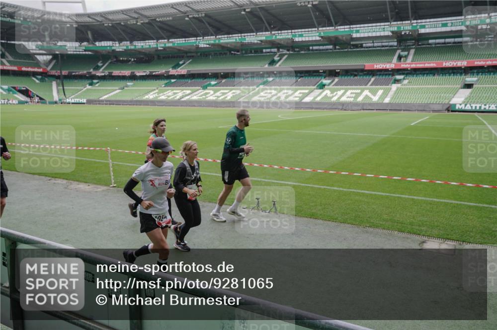 05.10.2025 - 20. swb-Marathon Bremen Michael Burmester http://msf.ph/oto/9281065 05.10.2025 13:04:15 Laufen im Stadion 100, 360, 414, 470, 592, 607, 898, 958, 1012, 1019, 1080, 1084, 1331, 1336, 1413, 1468, 1478, 1514, 1695, 1852, 1914, 1975, 1997, 2016, 2086, 2333, 2567, 2617, 2989, 3037, 3072, 3346, 3485, 4005, 4053, 4087, 4243, 4244, 4335, 4453, 4462, 4501, 4524, 4528, 4627, 4637, 4638, 4651, 4757, 4793, 4803, 4840, 4928, 5043, 5082, 5137, 5162, 5212, 5236, 5247, 5343, 5446, 5464, 5489, 5523, 5832, 5966, 5969, 6011, 6145, 6287, 6414, 6447, 6529, 6584, 6635, 396, 2597 meine-sportfotos.de