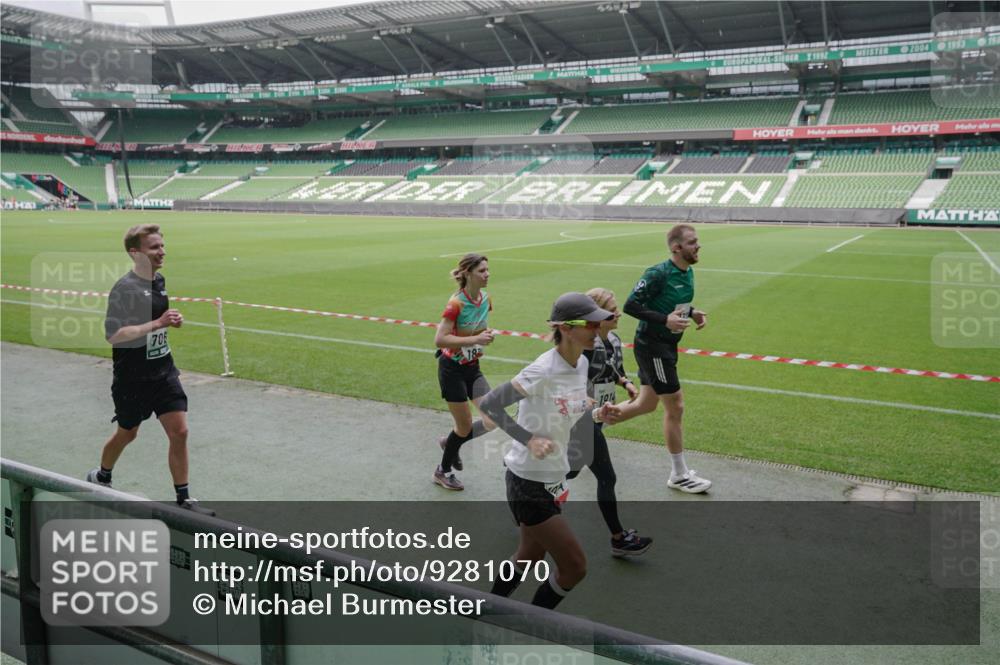 05.10.2025 - 20. swb-Marathon Bremen Michael Burmester http://msf.ph/oto/9281070 05.10.2025 13:04:16 Laufen im Stadion 100, 360, 414, 470, 490, 592, 607, 898, 958, 1012, 1019, 1080, 1084, 1336, 1413, 1468, 1478, 1514, 1695, 1852, 1914, 1975, 1997, 2016, 2086, 2333, 2567, 2617, 2989, 3037, 3072, 3346, 3483, 3485, 3901, 4001, 4005, 4053, 4087, 4243, 4244, 4335, 4453, 4462, 4501, 4524, 4528, 4627, 4637, 4638, 4651, 4757, 4793, 4803, 4840, 4928, 5043, 5082, 5137, 5162, 5212, 5236, 5247, 5343, 5446, 5464, 5489, 5832, 5966, 5969, 6011, 6145, 6287, 6414, 6447, 6529, 6584, 6635, 396, 2597 meine-sportfotos.de