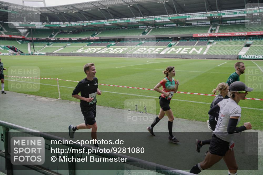 05.10.2025 - 20. swb-Marathon Bremen Michael Burmester http://msf.ph/oto/9281080 05.10.2025 13:04:16 Laufen im Stadion 100, 360, 414, 470, 490, 592, 607, 898, 958, 1012, 1019, 1080, 1084, 1336, 1413, 1468, 1478, 1514, 1695, 1852, 1914, 1975, 1997, 2016, 2086, 2333, 2567, 2617, 2989, 3037, 3072, 3346, 3483, 3485, 3901, 4001, 4005, 4053, 4087, 4243, 4244, 4335, 4453, 4462, 4501, 4524, 4528, 4627, 4637, 4638, 4651, 4757, 4793, 4803, 4840, 4928, 5043, 5082, 5137, 5162, 5212, 5236, 5247, 5343, 5446, 5464, 5489, 5832, 5966, 5969, 6011, 6145, 6287, 6414, 6447, 6529, 6584, 6635, 396, 2597 meine-sportfotos.de
