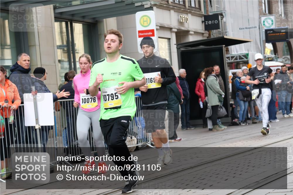05.10.2025 - 20. swb-Marathon Bremen Strokosch-Dieckow http://msf.ph/oto/9281105 05.10.2025 11:18:06 Ziel 9348, 9465, 9477, 10076, 10198, 10472, 10575, 10795, 10994, 11043, 11690, 9348, 9465, 9477, 10076, 10198, 10472, 10575, 10795, 10994, 11043, 11690 meine-sportfotos.de