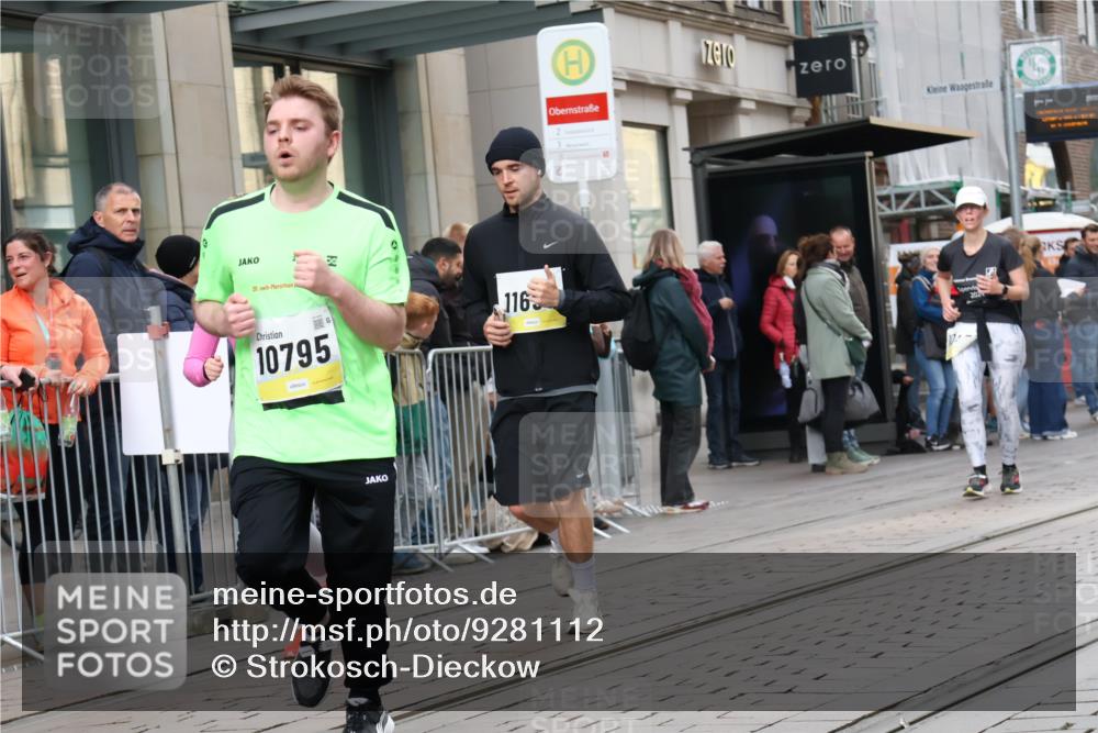 05.10.2025 - 20. swb-Marathon Bremen Strokosch-Dieckow http://msf.ph/oto/9281112 05.10.2025 11:18:07 Ziel 9348, 9465, 9477, 10076, 10198, 10472, 10575, 10795, 10994, 11043, 11690, 9348, 9465, 9477, 10076, 10198, 10472, 10575, 10795, 10994, 11043, 11690 meine-sportfotos.de