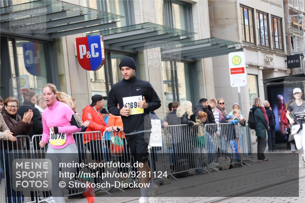 05.10.2025 - 20. swb-Marathon Bremen Strokosch-Dieckow http://msf.ph/oto/9281124 05.10.2025 11:18:08 Ziel 9348, 9465, 9477, 10076, 10198, 10472, 10575, 10795, 10994, 11043, 11690, 9348, 9465, 9477, 10076, 10198, 10472, 10575, 10795, 10994, 11043, 11690 meine-sportfotos.de