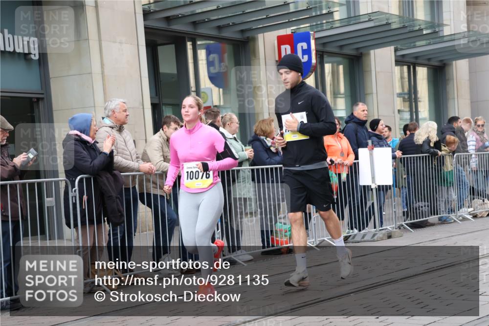 05.10.2025 - 20. swb-Marathon Bremen Strokosch-Dieckow http://msf.ph/oto/9281135 05.10.2025 11:18:08 Ziel 9348, 9465, 9477, 10076, 10198, 10472, 10575, 10795, 10994, 11043, 11690, 9348, 9465, 9477, 10076, 10198, 10472, 10575, 10795, 10994, 11043, 11690 meine-sportfotos.de