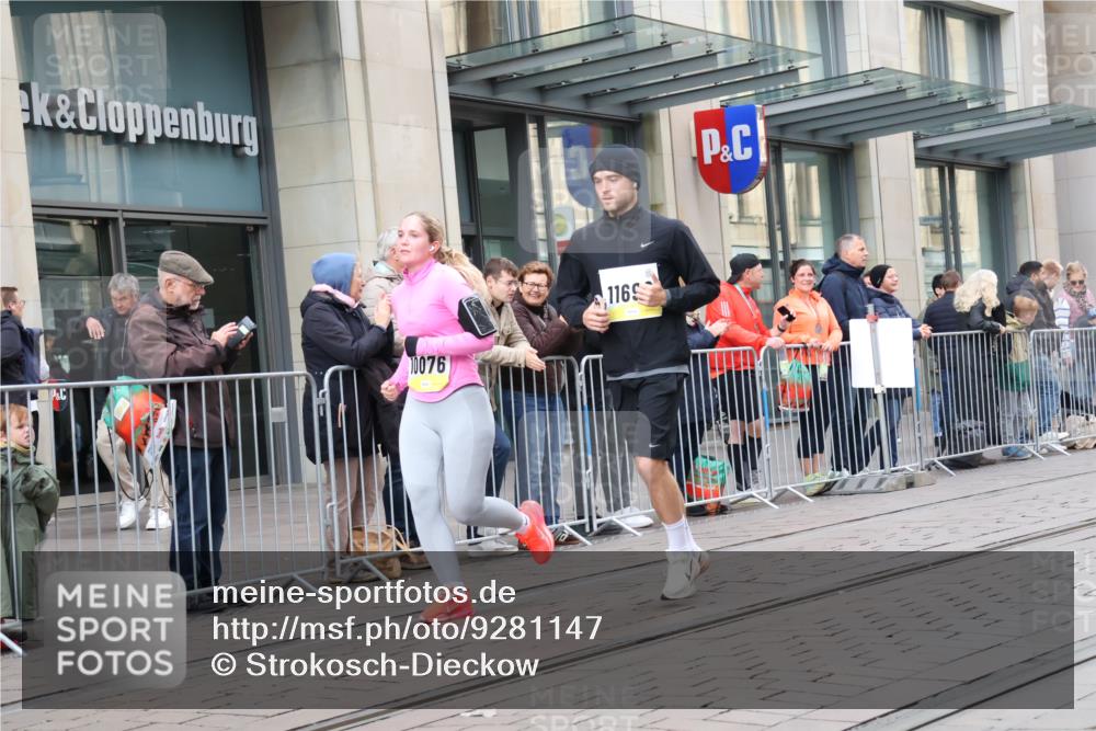 05.10.2025 - 20. swb-Marathon Bremen Strokosch-Dieckow http://msf.ph/oto/9281147 05.10.2025 11:18:09 Ziel 9348, 10076, 10198, 10472, 10795, 10994, 11043, 11690, 9348, 10076, 10198, 10472, 10795, 10994, 11043, 11690 meine-sportfotos.de