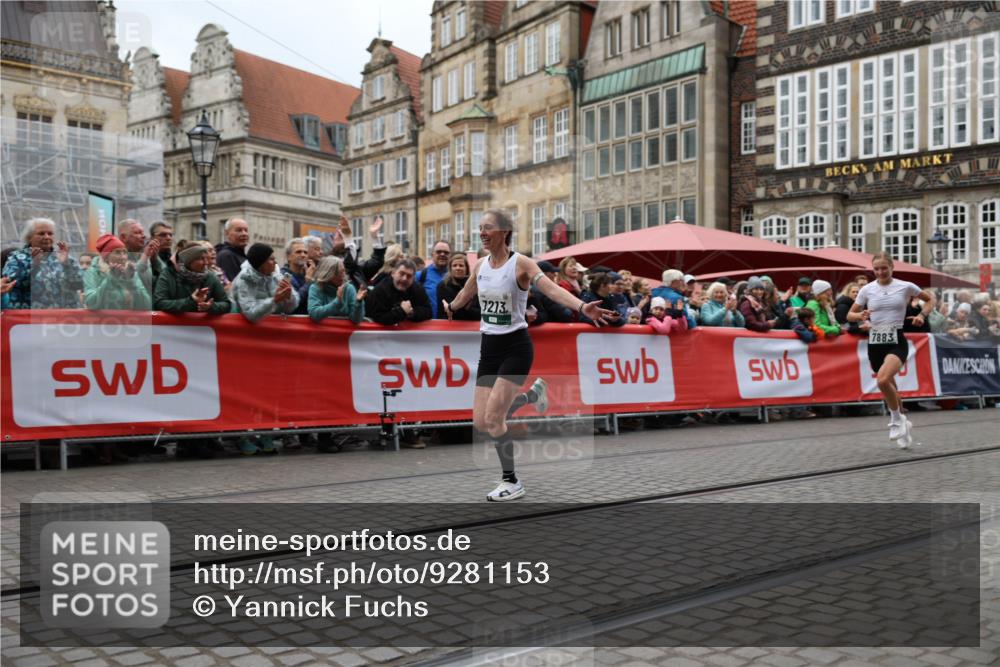 05.10.2025 - 20. swb-Marathon Bremen Yannick Fuchs http://msf.ph/oto/9281153 05.10.2025 12:55:21 Ziel 235, 7213, 7883 meine-sportfotos.de
