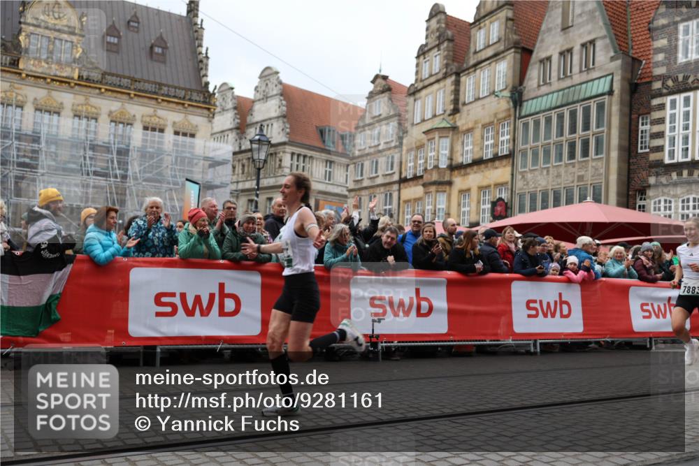 05.10.2025 - 20. swb-Marathon Bremen Yannick Fuchs http://msf.ph/oto/9281161 05.10.2025 12:55:21 Ziel 235, 7213, 7883 meine-sportfotos.de