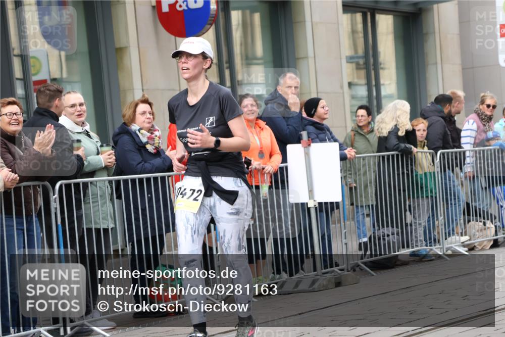 05.10.2025 - 20. swb-Marathon Bremen Strokosch-Dieckow http://msf.ph/oto/9281163 05.10.2025 11:18:12 Ziel 10076, 10198, 10472, 10795, 11043, 11480, 11690, 10076, 10198, 10472, 10795, 11043, 11480, 11690 meine-sportfotos.de
