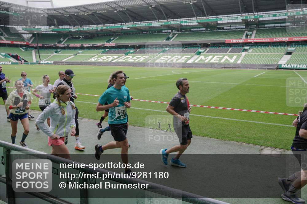 05.10.2025 - 20. swb-Marathon Bremen Michael Burmester http://msf.ph/oto/9281180 05.10.2025 13:04:24 Laufen im Stadion 100, 360, 414, 421, 470, 490, 592, 607, 898, 1012, 1019, 1080, 1084, 1413, 1468, 1478, 1695, 1852, 1914, 1975, 1997, 2086, 2333, 2399, 2617, 2664, 2901, 2989, 3037, 3072, 3346, 3433, 3483, 3485, 3658, 3901, 4001, 4005, 4053, 4087, 4243, 4244, 4335, 4453, 4462, 4501, 4524, 4528, 4627, 4637, 4638, 4651, 4757, 4793, 4803, 4838, 4840, 4858, 4928, 5043, 5082, 5137, 5162, 5212, 5236, 5247, 5343, 5446, 5464, 5489, 5832, 5969, 6011, 6145, 6287, 6529, 6584, 6635, 1336 meine-sportfotos.de