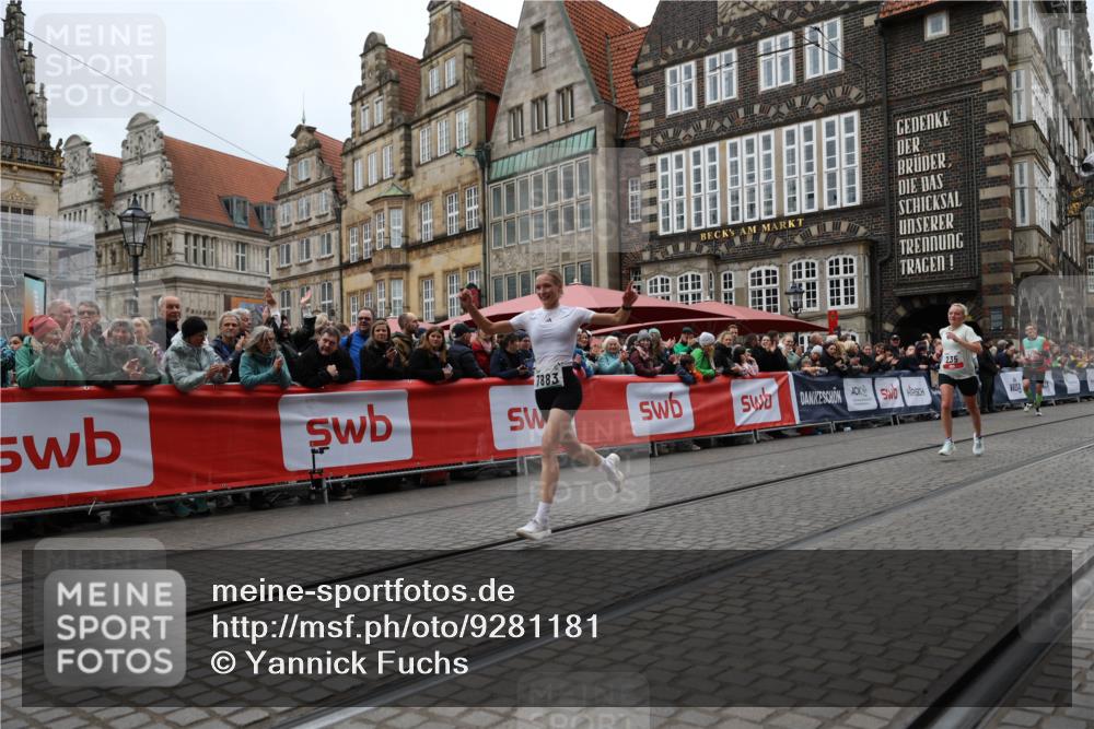 05.10.2025 - 20. swb-Marathon Bremen Yannick Fuchs http://msf.ph/oto/9281181 05.10.2025 12:55:21 Ziel 235, 7213, 7883 meine-sportfotos.de