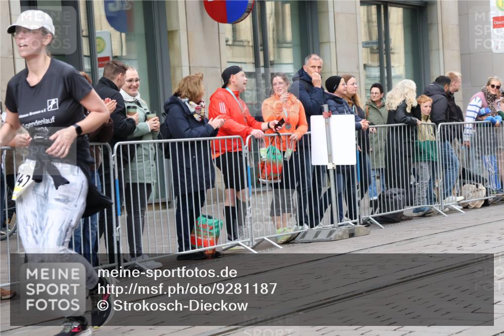 05.10.2025 - 20. swb-Marathon Bremen Strokosch-Dieckow http://msf.ph/oto/9281187 05.10.2025 11:18:13 Ziel 10076, 10472, 10795, 11043, 11480, 11690, 10076, 10472, 10795, 11043, 11480, 11690 meine-sportfotos.de