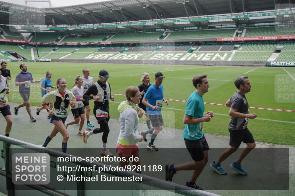 05.10.2025 - 20. swb-Marathon Bremen Michael Burmester http://msf.ph/oto/9281189 05.10.2025 13:04:25 Laufen im Stadion 100, 360, 414, 421, 470, 490, 592, 607, 898, 1012, 1019, 1080, 1084, 1413, 1468, 1478, 1695, 1852, 1914, 1975, 1997, 2086, 2333, 2399, 2617, 2664, 2901, 2989, 3072, 3346, 3433, 3483, 3485, 3658, 3901, 4001, 4005, 4053, 4087, 4243, 4244, 4335, 4453, 4462, 4501, 4524, 4528, 4627, 4637, 4638, 4651, 4757, 4793, 4803, 4838, 4840, 4858, 4928, 5043, 5082, 5137, 5162, 5212, 5236, 5247, 5343, 5446, 5464, 5832, 5969, 6011, 6145, 6287, 6529, 6584, 6635, 1336 meine-sportfotos.de