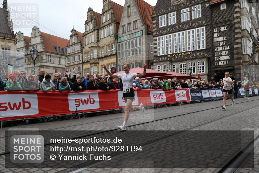 05.10.2025 - 20. swb-Marathon Bremen Yannick Fuchs http://msf.ph/oto/9281194 05.10.2025 12:55:22 Ziel 235, 7213, 7883 meine-sportfotos.de