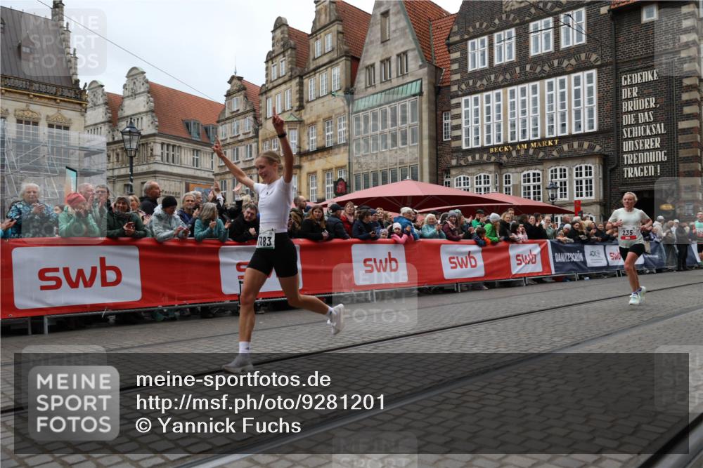 05.10.2025 - 20. swb-Marathon Bremen Yannick Fuchs http://msf.ph/oto/9281201 05.10.2025 12:55:22 Ziel 235, 7213, 7883 meine-sportfotos.de