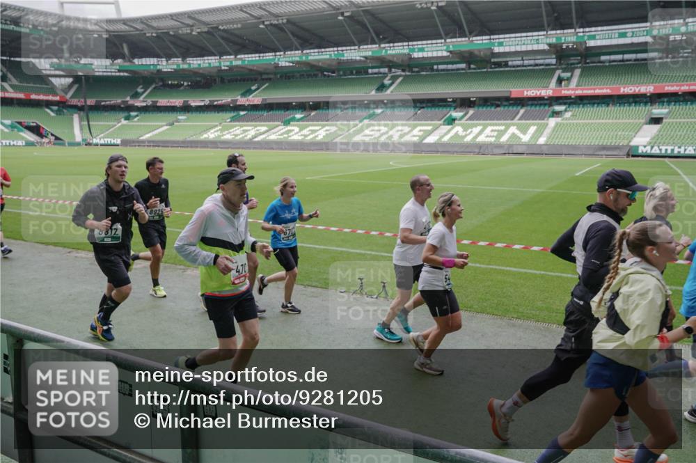 05.10.2025 - 20. swb-Marathon Bremen Michael Burmester http://msf.ph/oto/9281205 05.10.2025 13:04:26 Laufen im Stadion 100, 360, 414, 421, 470, 490, 592, 607, 898, 1012, 1019, 1080, 1084, 1413, 1468, 1478, 1695, 1834, 1852, 1914, 1975, 1997, 2086, 2333, 2399, 2617, 2664, 2901, 2989, 3072, 3346, 3433, 3483, 3485, 3658, 3901, 4001, 4005, 4053, 4087, 4243, 4244, 4335, 4453, 4462, 4501, 4524, 4627, 4634, 4637, 4638, 4651, 4757, 4793, 4803, 4838, 4840, 4858, 4928, 5043, 5082, 5137, 5162, 5212, 5236, 5247, 5343, 5446, 5464, 5832, 5969, 6011, 6145, 6287, 6529, 6584, 6635, 1336 meine-sportfotos.de