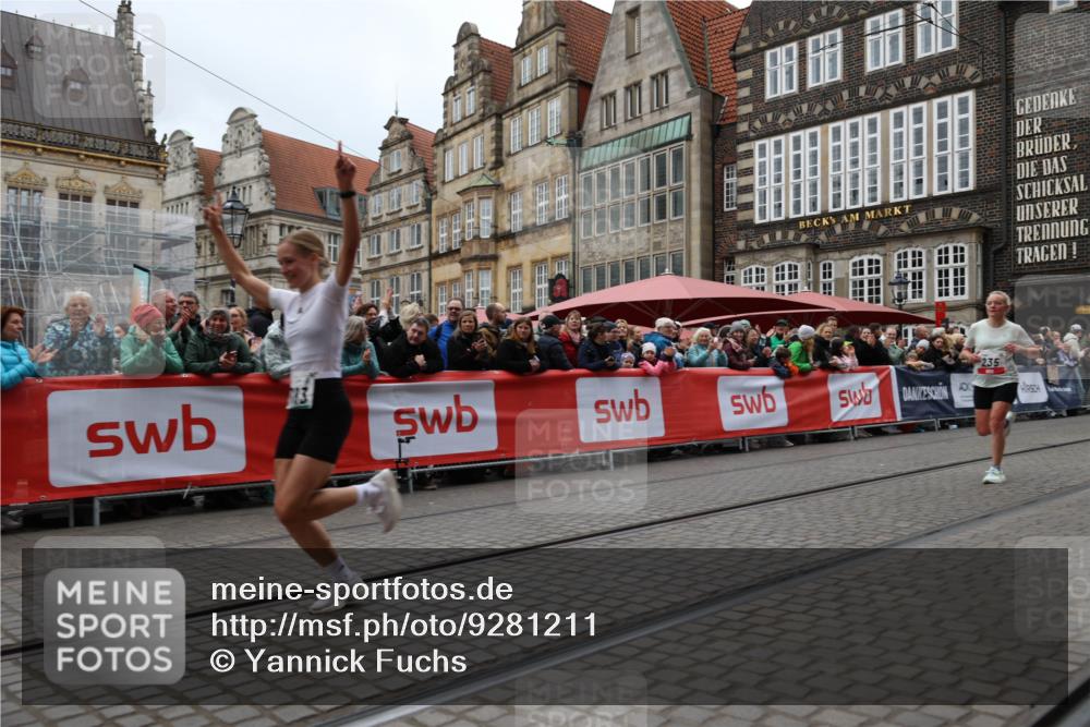 05.10.2025 - 20. swb-Marathon Bremen Yannick Fuchs http://msf.ph/oto/9281211 05.10.2025 12:55:22 Ziel 235, 7213, 7883 meine-sportfotos.de
