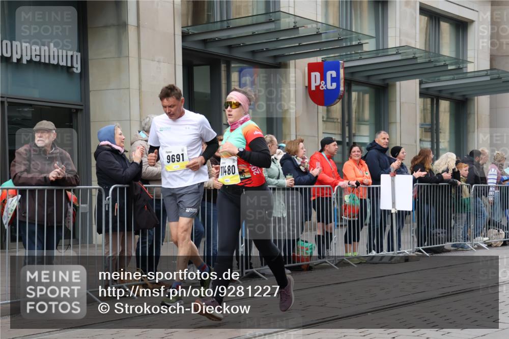 05.10.2025 - 20. swb-Marathon Bremen Strokosch-Dieckow http://msf.ph/oto/9281227 05.10.2025 11:18:29 Ziel 9691, 10472, 11480, 11625, 9691, 10472, 11480, 11625 meine-sportfotos.de