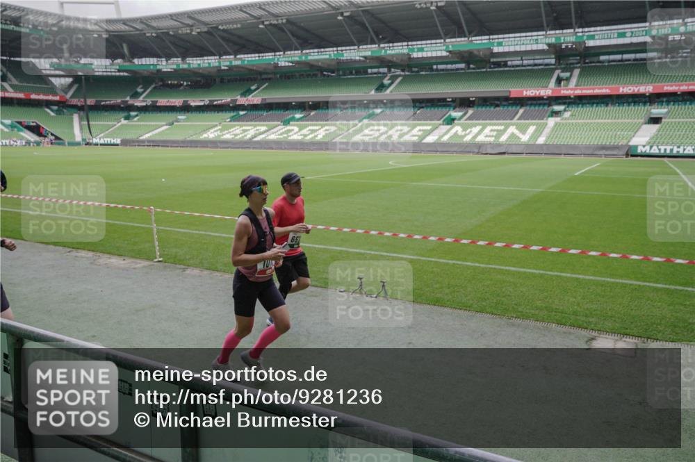 05.10.2025 - 20. swb-Marathon Bremen Michael Burmester http://msf.ph/oto/9281236 05.10.2025 13:04:28 Laufen im Stadion 100, 360, 414, 421, 470, 490, 592, 607, 898, 1012, 1019, 1080, 1084, 1413, 1468, 1478, 1695, 1834, 1852, 1914, 1975, 1997, 2086, 2333, 2399, 2617, 2664, 2901, 2989, 3072, 3346, 3433, 3483, 3485, 3658, 3901, 4001, 4005, 4053, 4087, 4243, 4244, 4335, 4453, 4462, 4501, 4524, 4627, 4634, 4637, 4638, 4651, 4671, 4757, 4793, 4803, 4838, 4840, 4858, 4928, 5043, 5082, 5137, 5212, 5236, 5247, 5343, 5446, 5464, 5832, 5969, 6011, 6287, 6529, 6584, 6635, 1336 meine-sportfotos.de