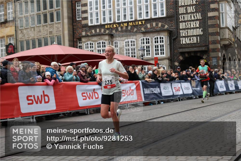 05.10.2025 - 20. swb-Marathon Bremen Yannick Fuchs http://msf.ph/oto/9281253 05.10.2025 12:55:23 Ziel 235, 7213, 7883 meine-sportfotos.de