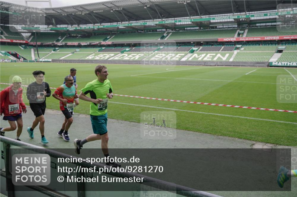 05.10.2025 - 20. swb-Marathon Bremen Michael Burmester http://msf.ph/oto/9281270 05.10.2025 13:04:32 Laufen im Stadion 100, 360, 414, 421, 470, 490, 592, 607, 898, 1012, 1019, 1061, 1080, 1084, 1413, 1468, 1478, 1695, 1834, 1852, 1914, 1975, 1997, 2009, 2086, 2333, 2399, 2536, 2617, 2664, 2802, 2901, 2989, 3072, 3346, 3433, 3483, 3485, 3561, 3658, 3901, 4001, 4005, 4053, 4087, 4187, 4243, 4244, 4335, 4453, 4501, 4524, 4627, 4634, 4637, 4638, 4651, 4671, 4757, 4793, 4803, 4838, 4840, 4858, 4928, 5043, 5082, 5137, 5212, 5247, 5343, 5446, 5464, 5832, 5969, 6011, 6287, 6584, 6635, 1336 meine-sportfotos.de