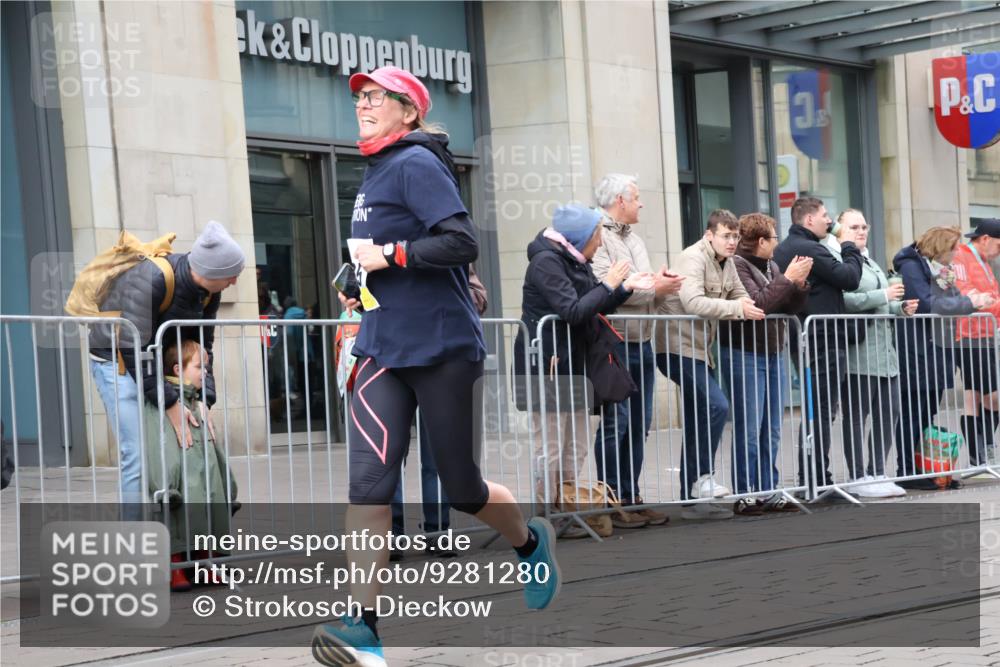 05.10.2025 - 20. swb-Marathon Bremen Strokosch-Dieckow http://msf.ph/oto/9281280 05.10.2025 11:18:38 Ziel 9691, 11625, 9691, 11625 meine-sportfotos.de
