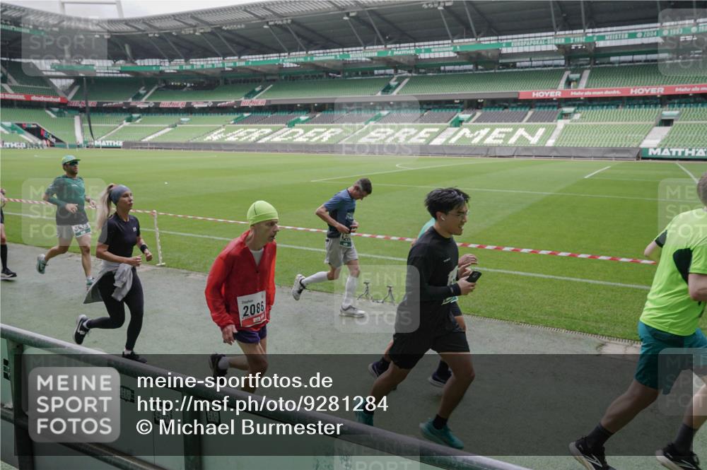 05.10.2025 - 20. swb-Marathon Bremen Michael Burmester http://msf.ph/oto/9281284 05.10.2025 13:04:33 Laufen im Stadion 100, 360, 414, 421, 470, 490, 592, 607, 898, 1012, 1019, 1061, 1080, 1084, 1413, 1468, 1478, 1695, 1834, 1852, 1914, 1975, 1997, 2009, 2086, 2333, 2399, 2536, 2617, 2664, 2802, 2901, 2989, 3072, 3346, 3413, 3433, 3483, 3485, 3561, 3658, 3901, 4001, 4005, 4053, 4087, 4187, 4241, 4243, 4244, 4335, 4501, 4524, 4627, 4634, 4637, 4638, 4651, 4671, 4757, 4793, 4803, 4838, 4840, 4858, 4928, 5043, 5082, 5137, 5212, 5247, 5343, 5446, 5464, 5832, 5969, 6011, 6287, 6584, 6635, 1336 meine-sportfotos.de
