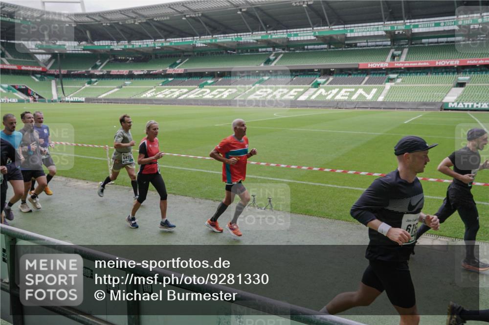 05.10.2025 - 20. swb-Marathon Bremen Michael Burmester http://msf.ph/oto/9281330 05.10.2025 13:04:36 Laufen im Stadion 100, 360, 414, 421, 470, 490, 607, 712, 898, 1012, 1019, 1061, 1080, 1084, 1132, 1413, 1468, 1478, 1695, 1746, 1834, 1852, 1914, 1997, 2009, 2086, 2333, 2399, 2536, 2617, 2664, 2802, 2901, 2989, 3072, 3216, 3346, 3413, 3433, 3483, 3485, 3561, 3658, 3901, 4001, 4005, 4187, 4241, 4243, 4244, 4335, 4501, 4524, 4627, 4634, 4637, 4638, 4671, 4757, 4793, 4803, 4838, 4840, 4858, 4928, 5082, 5137, 5212, 5247, 5286, 5295, 5343, 5446, 5464, 5832, 5969, 6011, 6287, 1336 meine-sportfotos.de