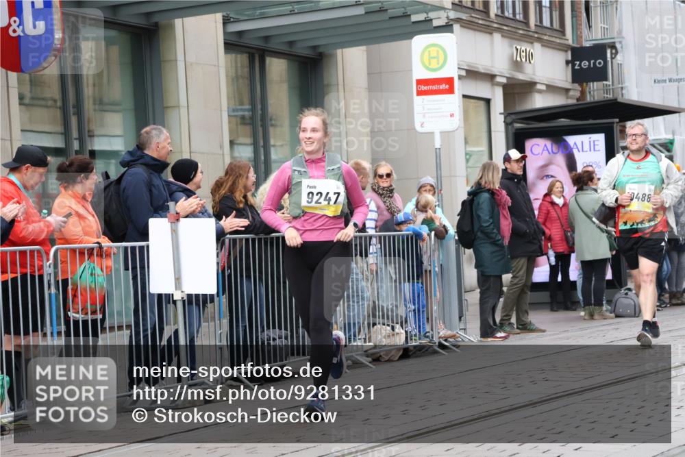 05.10.2025 - 20. swb-Marathon Bremen Strokosch-Dieckow http://msf.ph/oto/9281331 05.10.2025 11:18:49 Ziel 9247, 9691, 10488, 11625, 9247, 9691, 10488, 11625 meine-sportfotos.de