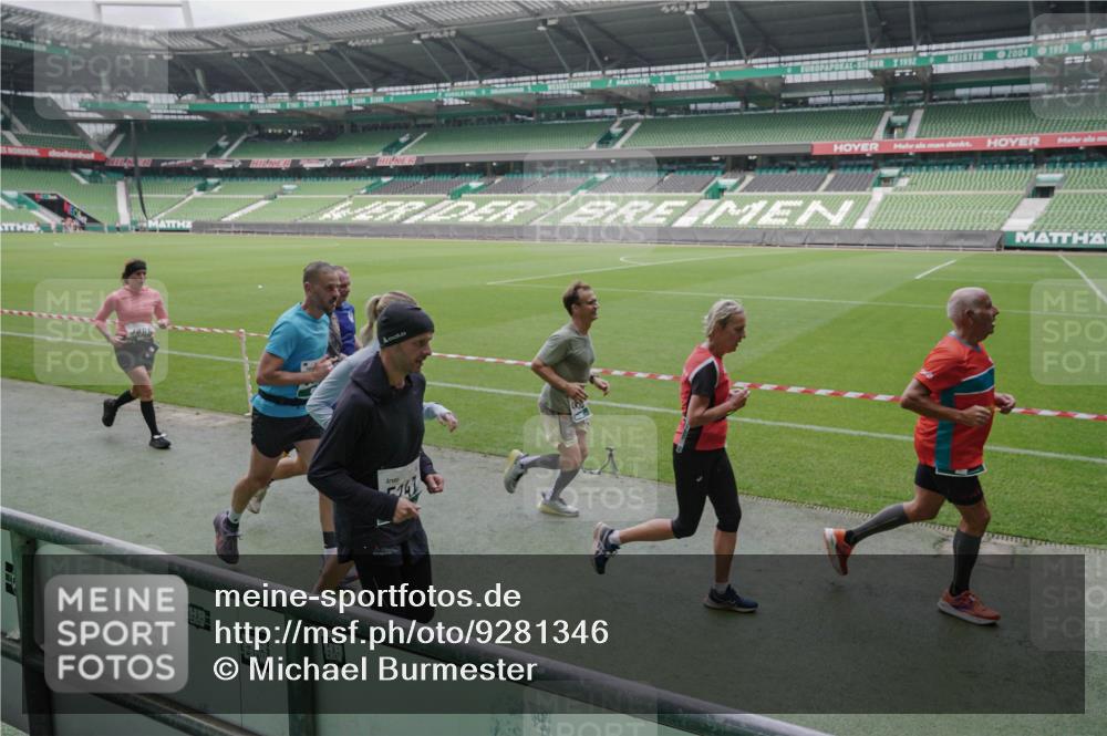 05.10.2025 - 20. swb-Marathon Bremen Michael Burmester http://msf.ph/oto/9281346 05.10.2025 13:04:37 Laufen im Stadion 100, 360, 414, 421, 470, 490, 607, 712, 898, 1012, 1019, 1061, 1080, 1084, 1132, 1413, 1468, 1478, 1695, 1746, 1765, 1834, 1852, 1914, 1997, 2009, 2086, 2333, 2399, 2536, 2617, 2664, 2802, 2901, 2989, 3072, 3216, 3346, 3413, 3433, 3483, 3485, 3561, 3658, 3901, 4001, 4005, 4187, 4241, 4243, 4244, 4335, 4501, 4524, 4627, 4634, 4637, 4638, 4671, 4757, 4793, 4803, 4838, 4840, 4858, 4928, 5082, 5137, 5212, 5247, 5286, 5295, 5343, 5446, 5464, 5832, 5969, 6011, 6287, 1336 meine-sportfotos.de