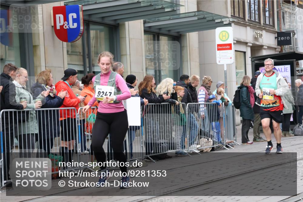 05.10.2025 - 20. swb-Marathon Bremen Strokosch-Dieckow http://msf.ph/oto/9281353 05.10.2025 11:18:50 Ziel 9247, 10488, 11625, 9247, 10488, 11625 meine-sportfotos.de