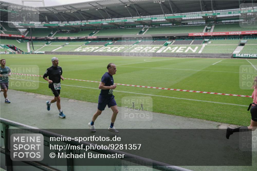 05.10.2025 - 20. swb-Marathon Bremen Michael Burmester http://msf.ph/oto/9281357 05.10.2025 13:04:40 Laufen im Stadion 100, 360, 421, 470, 490, 607, 712, 1012, 1019, 1061, 1080, 1084, 1132, 1413, 1468, 1478, 1695, 1746, 1765, 1834, 1852, 1914, 1997, 2009, 2086, 2333, 2399, 2536, 2584, 2617, 2664, 2802, 2901, 2989, 3008, 3216, 3346, 3413, 3433, 3445, 3483, 3485, 3561, 3658, 3901, 4001, 4005, 4187, 4241, 4243, 4244, 4335, 4501, 4524, 4627, 4634, 4637, 4638, 4671, 4757, 4793, 4803, 4838, 4840, 4858, 4928, 5082, 5212, 5247, 5286, 5295, 5343, 5446, 5464, 5832, 5969, 6011, 6287, 1336 meine-sportfotos.de