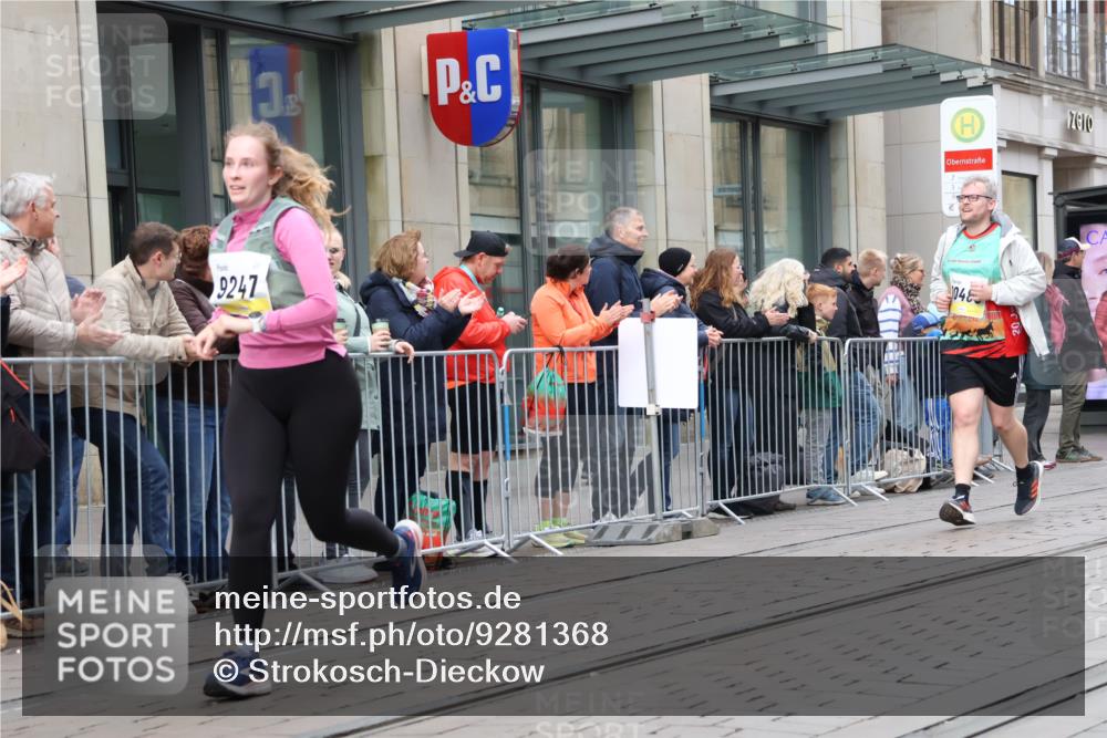 05.10.2025 - 20. swb-Marathon Bremen Strokosch-Dieckow http://msf.ph/oto/9281368 05.10.2025 11:18:51 Ziel 9247, 10488, 11625, 9247, 10488, 11625 meine-sportfotos.de