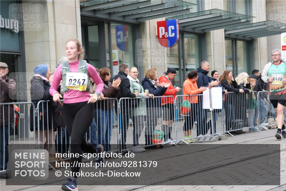 05.10.2025 - 20. swb-Marathon Bremen Strokosch-Dieckow http://msf.ph/oto/9281379 05.10.2025 11:18:52 Ziel 9247, 10488, 9247, 10488 meine-sportfotos.de