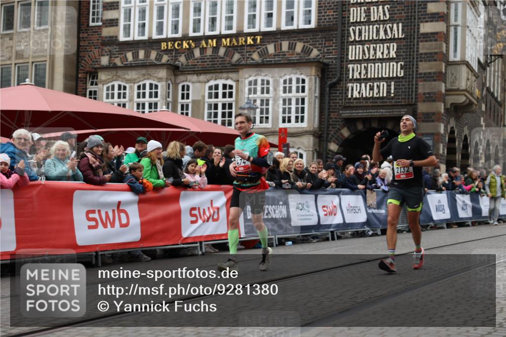 05.10.2025 - 20. swb-Marathon Bremen Yannick Fuchs http://msf.ph/oto/9281380 05.10.2025 12:55:24 Ziel 235, 7213, 7883 meine-sportfotos.de