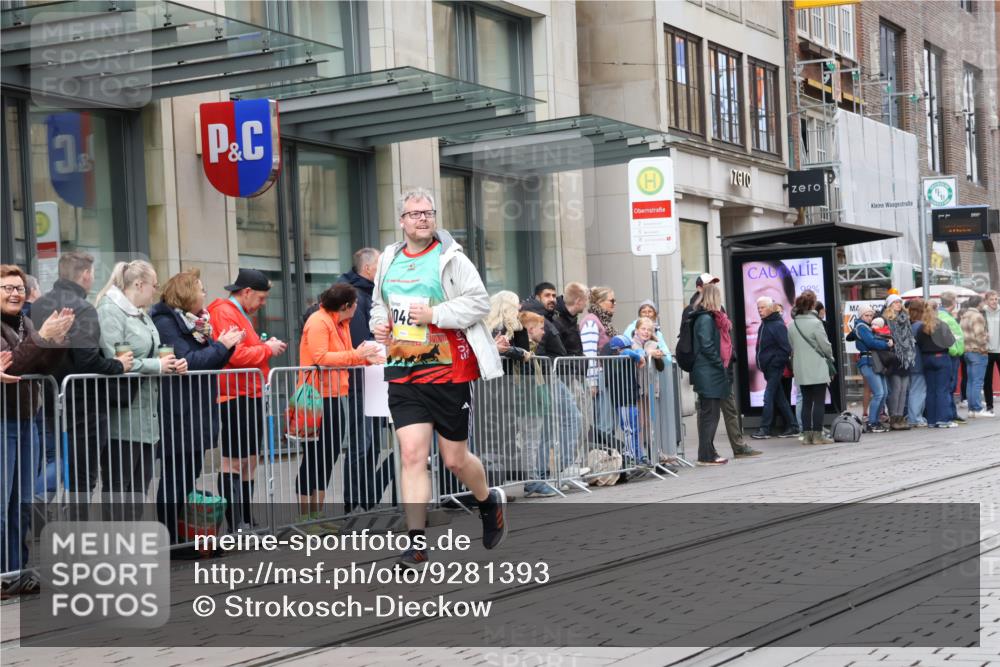 05.10.2025 - 20. swb-Marathon Bremen Strokosch-Dieckow http://msf.ph/oto/9281393 05.10.2025 11:18:53 Ziel 9247, 10488, 9247, 10488 meine-sportfotos.de