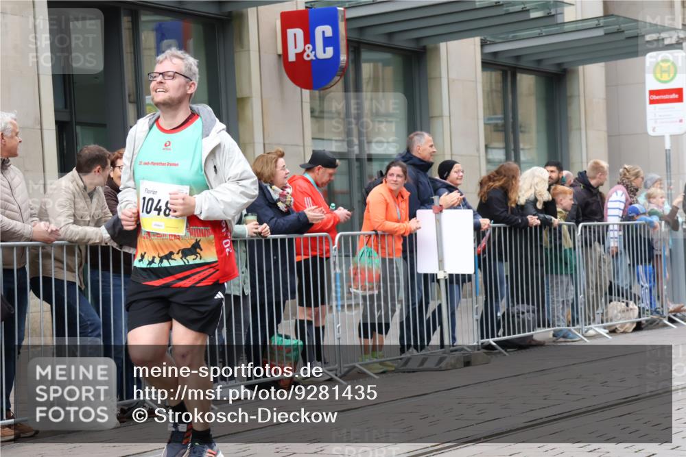 05.10.2025 - 20. swb-Marathon Bremen Strokosch-Dieckow http://msf.ph/oto/9281435 05.10.2025 11:18:54 Ziel 9247, 10488, 9247, 10488 meine-sportfotos.de