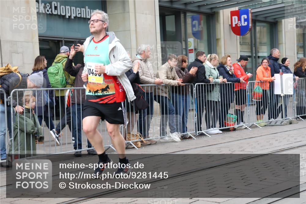 05.10.2025 - 20. swb-Marathon Bremen Strokosch-Dieckow http://msf.ph/oto/9281445 05.10.2025 11:18:55 Ziel 9247, 10488, 9247, 10488 meine-sportfotos.de