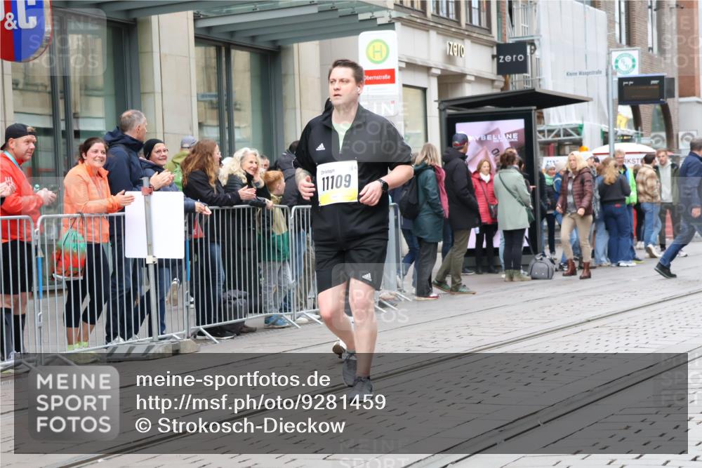 05.10.2025 - 20. swb-Marathon Bremen Strokosch-Dieckow http://msf.ph/oto/9281459 05.10.2025 11:19:06 Ziel 9247, 9705, 10488, 11109, 9247, 9705, 10488, 11109 meine-sportfotos.de