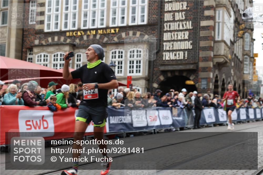 05.10.2025 - 20. swb-Marathon Bremen Yannick Fuchs http://msf.ph/oto/9281481 05.10.2025 12:55:26 Ziel 235, 474, 2132, 7213, 7883 meine-sportfotos.de