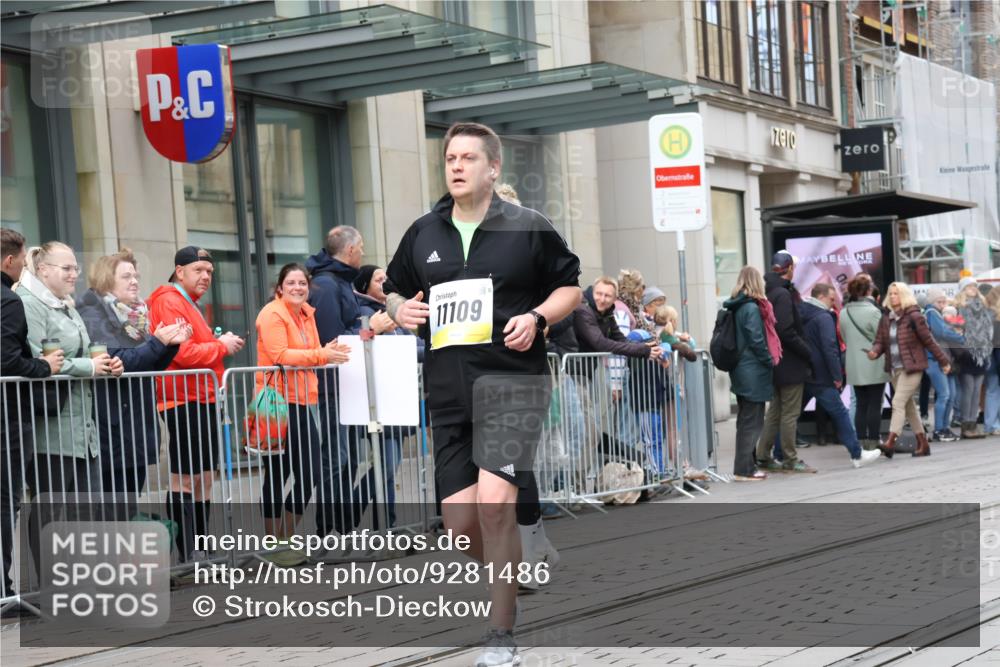 05.10.2025 - 20. swb-Marathon Bremen Strokosch-Dieckow http://msf.ph/oto/9281486 05.10.2025 11:19:06 Ziel 9247, 9705, 10488, 11109, 9247, 9705, 10488, 11109 meine-sportfotos.de