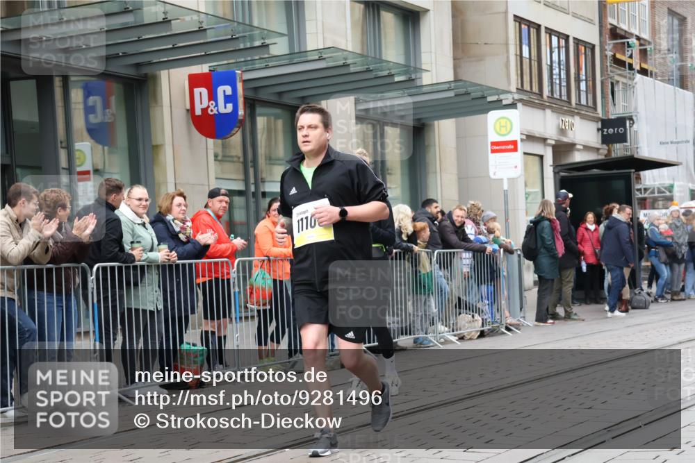 05.10.2025 - 20. swb-Marathon Bremen Strokosch-Dieckow http://msf.ph/oto/9281496 05.10.2025 11:19:07 Ziel 9705, 10488, 11109, 9705, 10488, 11109 meine-sportfotos.de
