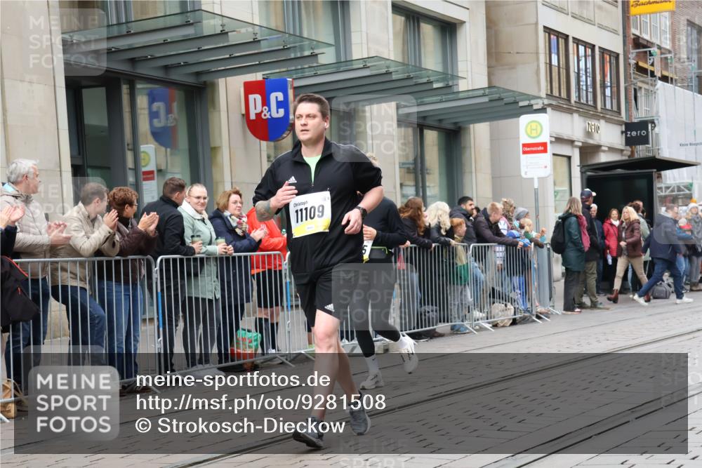 05.10.2025 - 20. swb-Marathon Bremen Strokosch-Dieckow http://msf.ph/oto/9281508 05.10.2025 11:19:07 Ziel 9705, 10488, 11109, 9705, 10488, 11109 meine-sportfotos.de