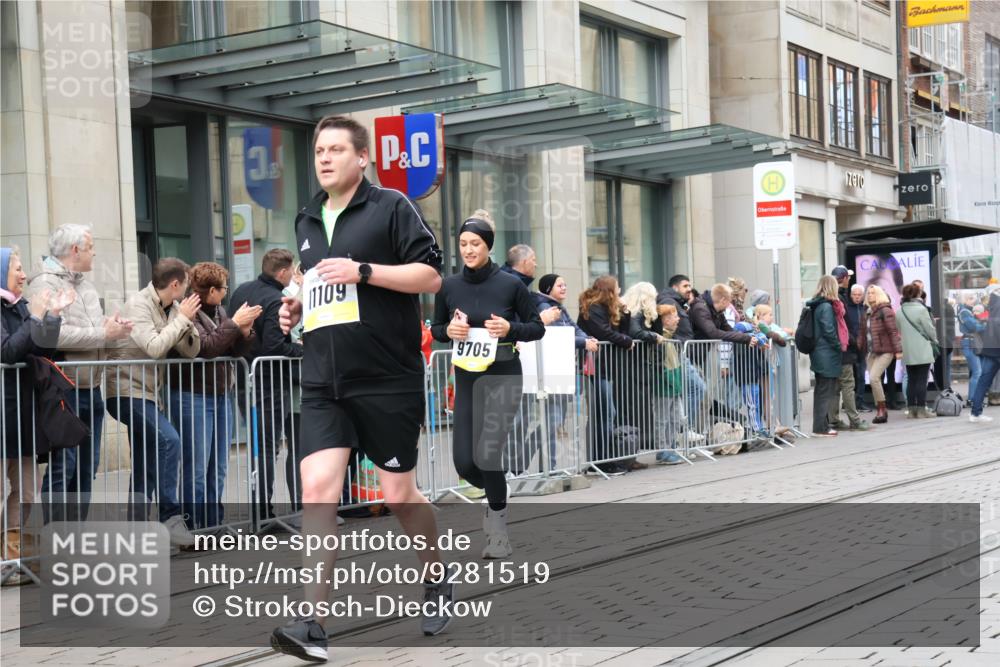 05.10.2025 - 20. swb-Marathon Bremen Strokosch-Dieckow http://msf.ph/oto/9281519 05.10.2025 11:19:07 Ziel 9705, 10488, 11109, 9705, 10488, 11109 meine-sportfotos.de