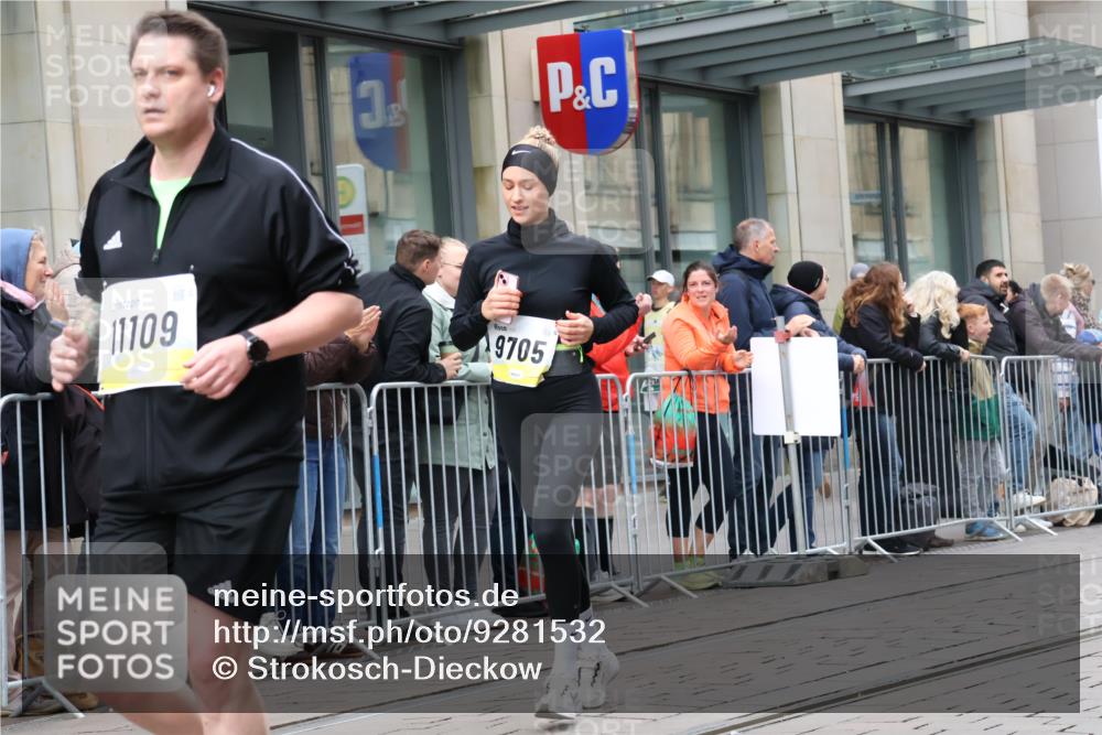 05.10.2025 - 20. swb-Marathon Bremen Strokosch-Dieckow http://msf.ph/oto/9281532 05.10.2025 11:19:08 Ziel 9705, 10488, 11109, 9705, 10488, 11109 meine-sportfotos.de