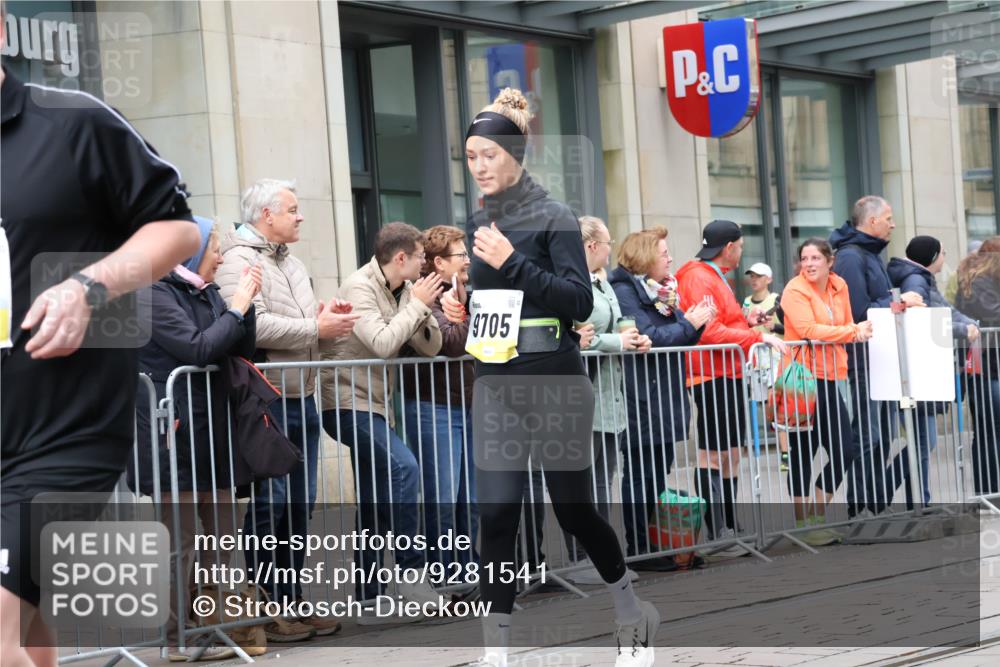 05.10.2025 - 20. swb-Marathon Bremen Strokosch-Dieckow http://msf.ph/oto/9281541 05.10.2025 11:19:08 Ziel 9705, 10488, 11109, 9705, 10488, 11109 meine-sportfotos.de