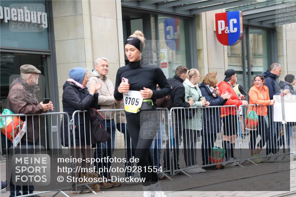 05.10.2025 - 20. swb-Marathon Bremen Strokosch-Dieckow http://msf.ph/oto/9281554 05.10.2025 11:19:08 Ziel 9705, 10488, 11109, 9705, 10488, 11109 meine-sportfotos.de