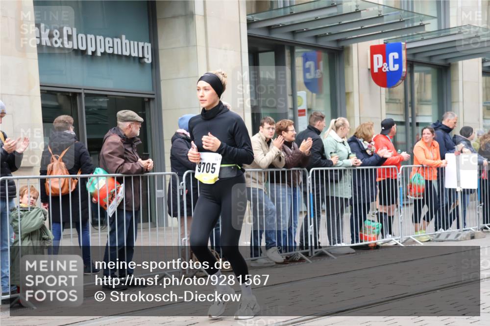 05.10.2025 - 20. swb-Marathon Bremen Strokosch-Dieckow http://msf.ph/oto/9281567 05.10.2025 11:19:09 Ziel 9705, 10488, 11109, 9705, 10488, 11109 meine-sportfotos.de