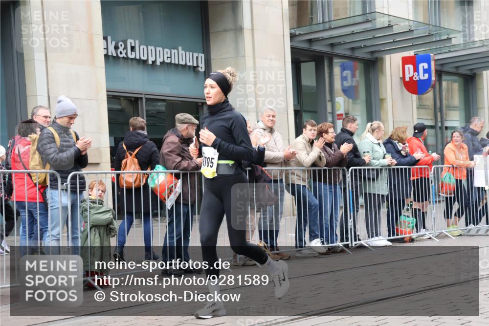 05.10.2025 - 20. swb-Marathon Bremen Strokosch-Dieckow http://msf.ph/oto/9281589 05.10.2025 11:19:09 Ziel 9705, 10488, 11109, 9705, 10488, 11109 meine-sportfotos.de