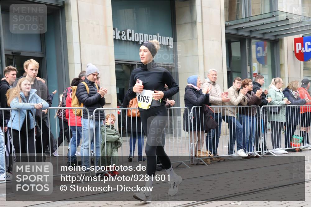 05.10.2025 - 20. swb-Marathon Bremen Strokosch-Dieckow http://msf.ph/oto/9281601 05.10.2025 11:19:09 Ziel 9705, 10488, 11109, 9705, 10488, 11109 meine-sportfotos.de