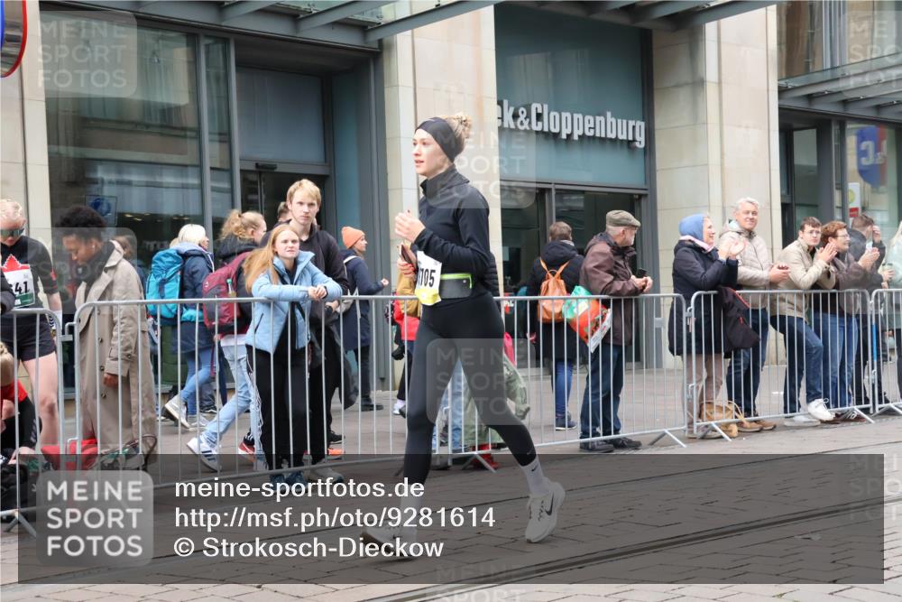 05.10.2025 - 20. swb-Marathon Bremen Strokosch-Dieckow http://msf.ph/oto/9281614 05.10.2025 11:19:10 Ziel 9705, 11109, 9705, 11109 meine-sportfotos.de